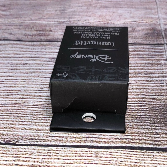 NWT Loungefly Disney Mickey Mouse & Friends Ornament Blind Box Pin - Picture 6 of 6